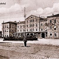 Straßenbahn auf dem Bahnhofsplatz