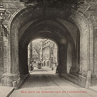 Blick durch das Rathaustor nach der Carolinenstraße 