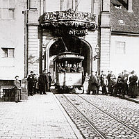 Straßenbahn vor der Tordurchfahrt Altes Rathaus